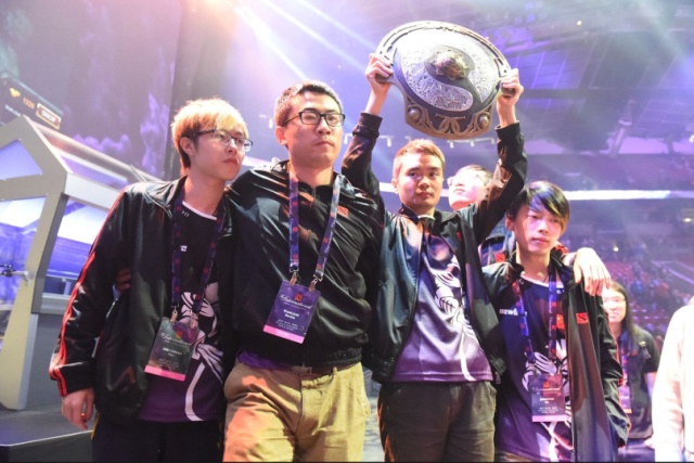 LPL选手们的拜年照~祝大家如虎添翼，虎虎生威，虎年大吉