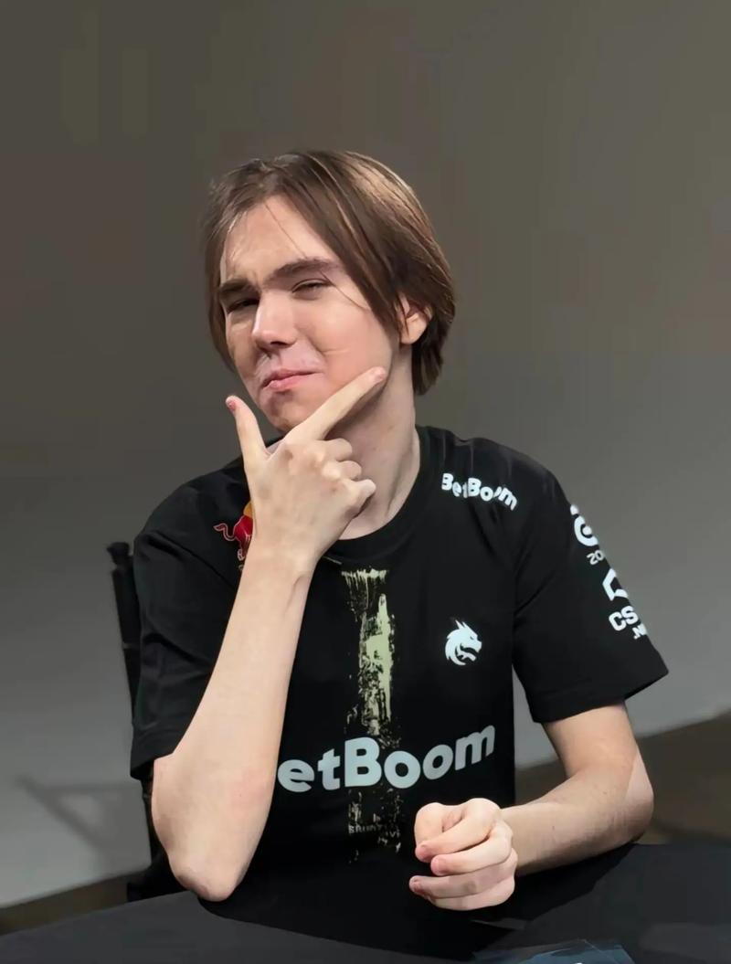 crashies 将继续为 Fnatic 参加 2025 年冠军赛，而 Leo 的未来仍然未知