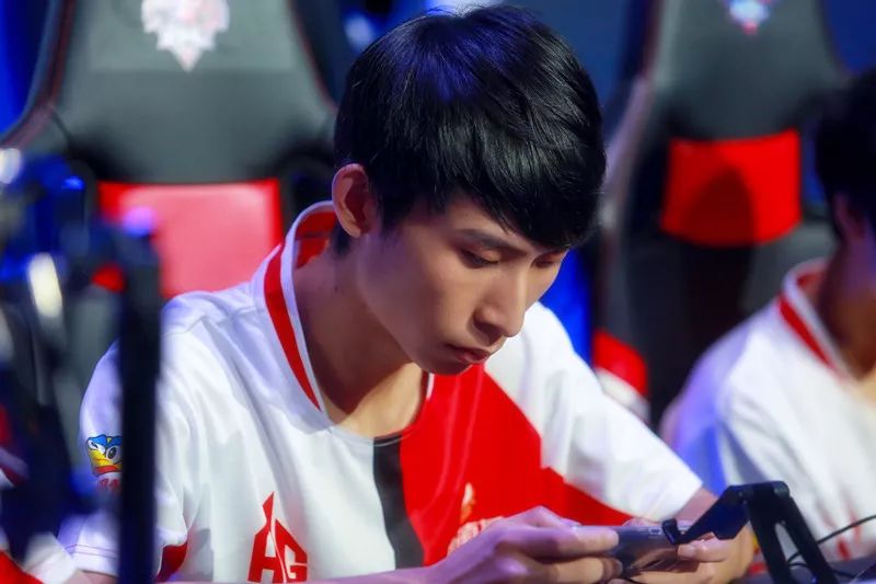 BLG教练BigWei：瑞士轮的MVP我会选Bin，他的表现特别稳定