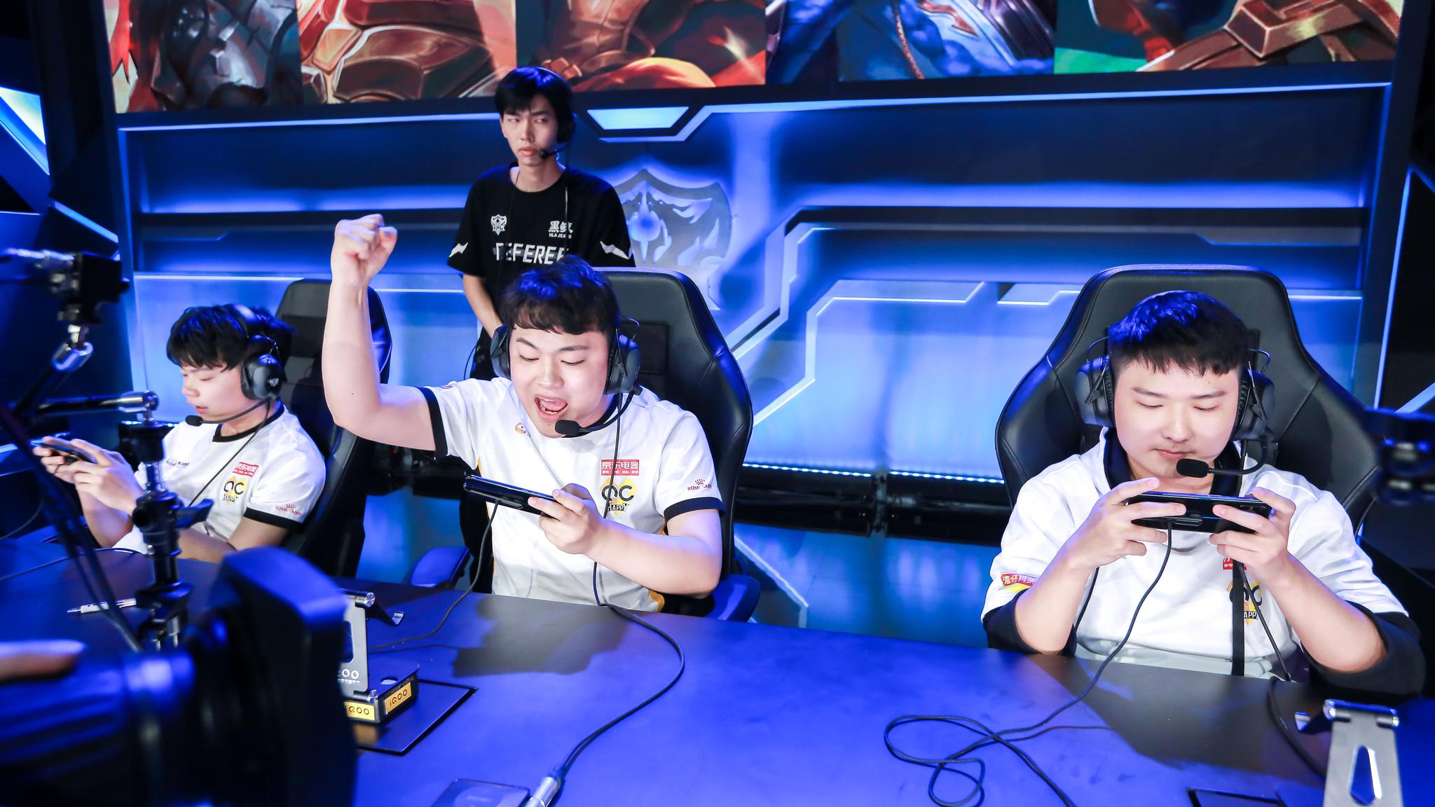 SYWJJ 的超级神剑魔斩杀四人， Darwin 的男枪表现惨淡， FunPlus Phoenix 横扫 Weibo Gaming