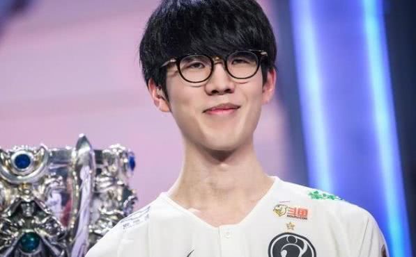 Creme Alola 击败了 Peyz 在观众中，兄弟的胜利快感轰炸了 TES3-1JDG